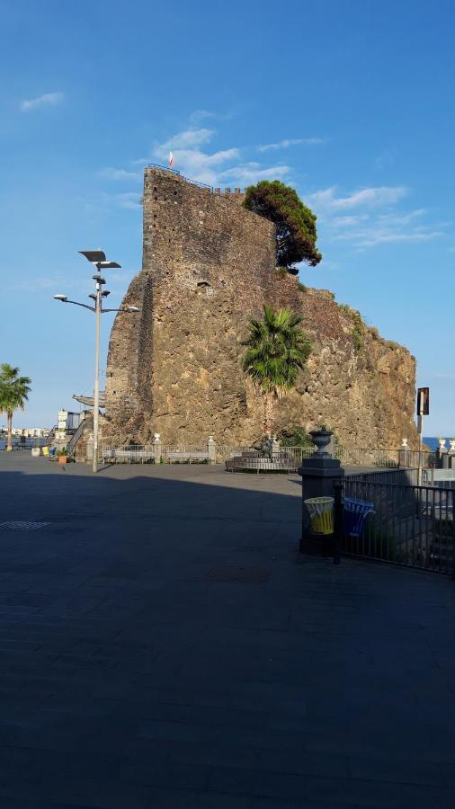 Bed & Breakfast Dietro Le Mura Aci Castello Exterior foto